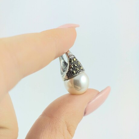 Dije de plata 925 Lady Di con perla 12mm y circonias, largo 2.2cm*1.1cm. Dije de plata 925 Lady Di con perla 12mm y circonias, largo 2.2cm*1.1cm.