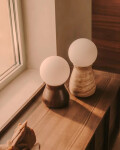 Lámpara de mesa Okeni de madera de nogal y cristal