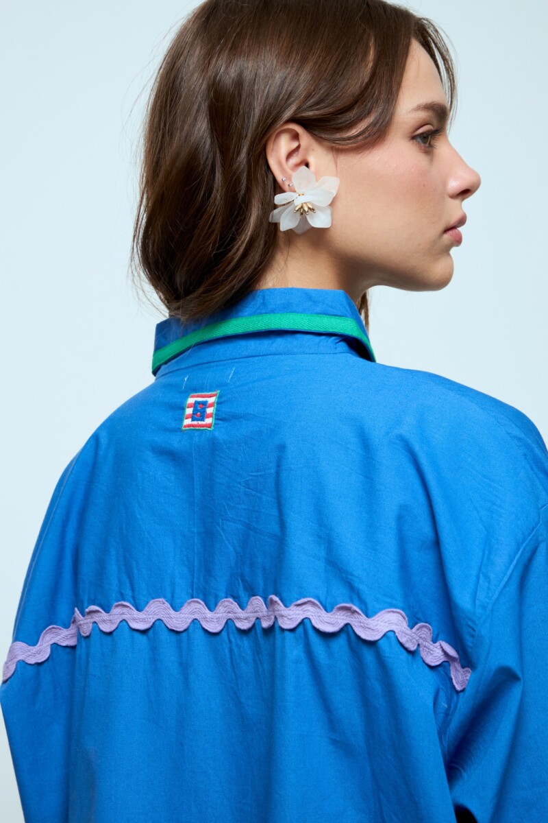 Camisa con tape azul