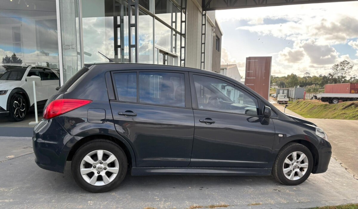 Nissan Tiida Estándar - 2010 Nissan Tiida Estándar - 2010