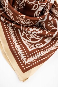Bandana Arabescos Clásicos Chocolate