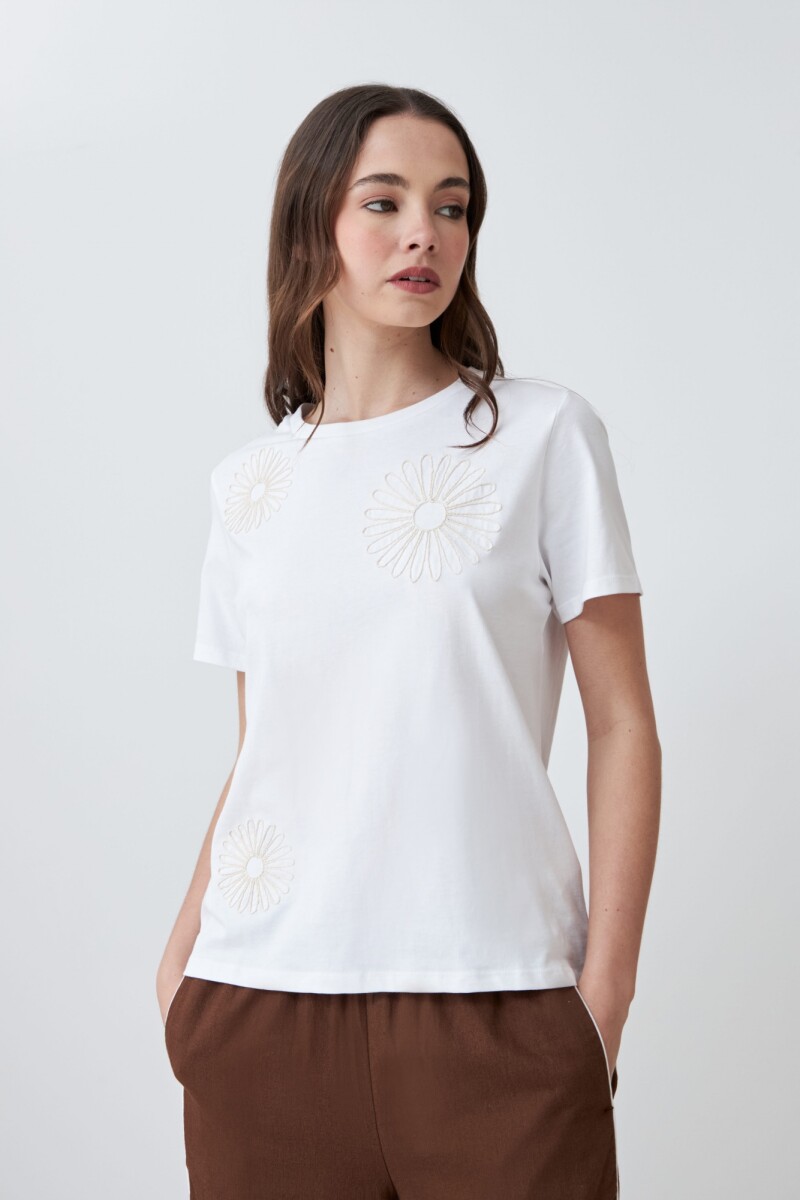Remera con bordado floral blanco