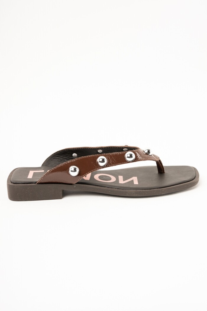 Sandalia Ojota Tachas Chocolate
