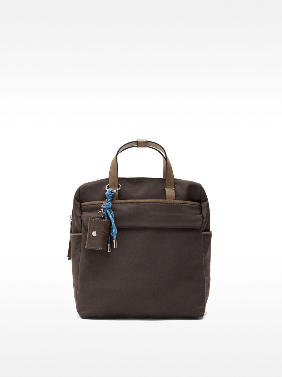 Mochila De Nylon Con Colgante - marron 