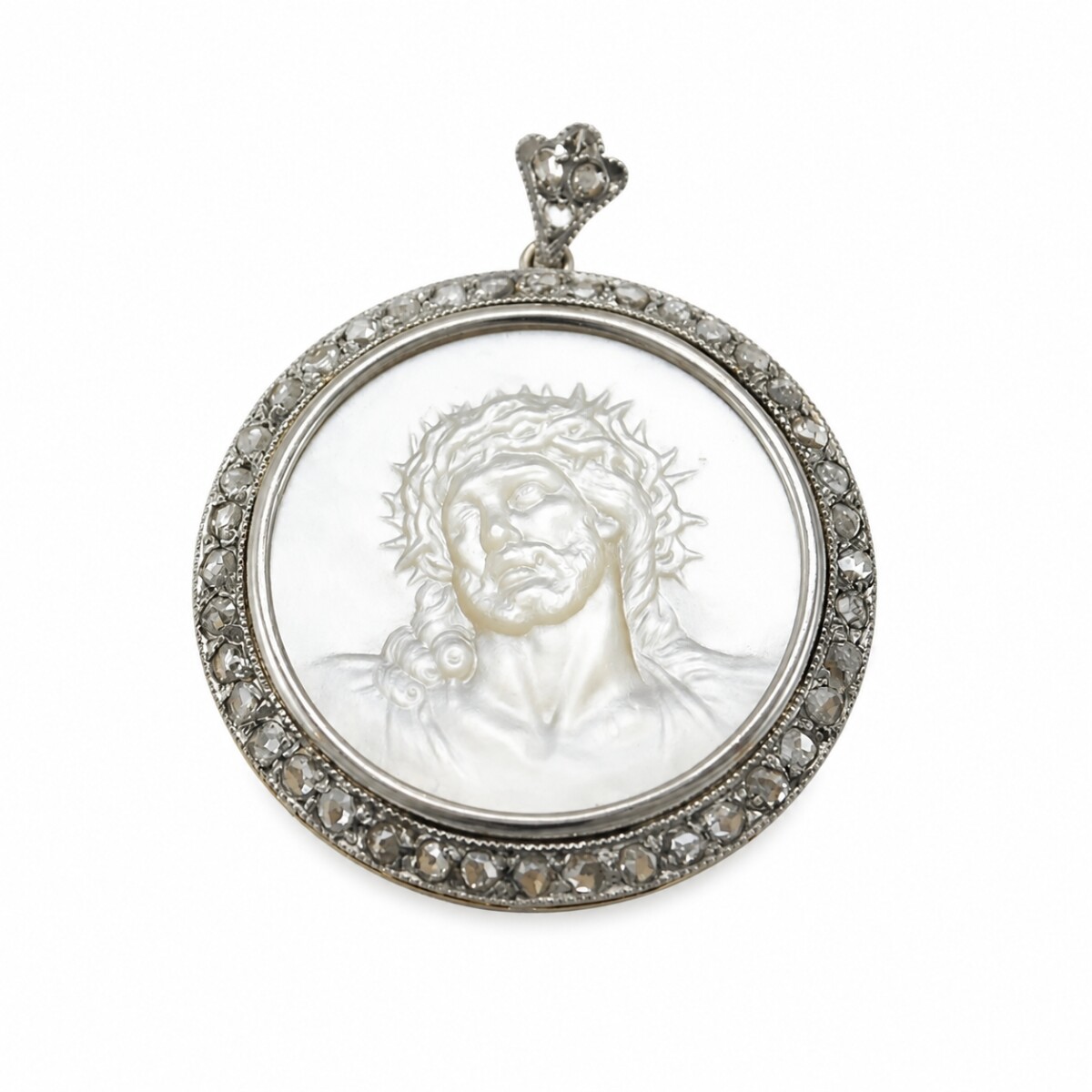 Medalla estilo antiguo, platino, oro 18K, diamantes y nácar cristo 