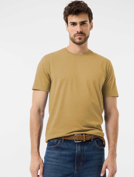CAMISETA BÁSICA UNISSEX REGULAR WORLD MOSTAZA
