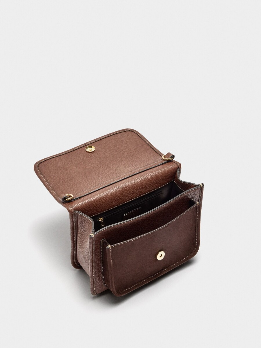 Bolso Bandolera Con Textura Y Solapa marron