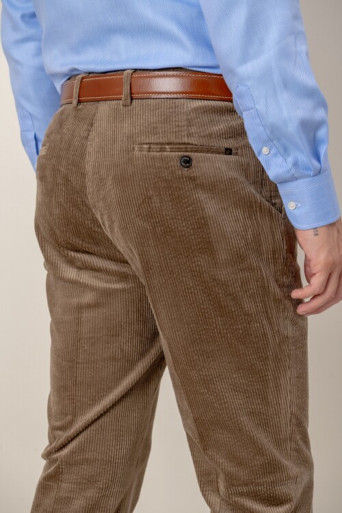 Pantalón Corduroy classic fit Tostado