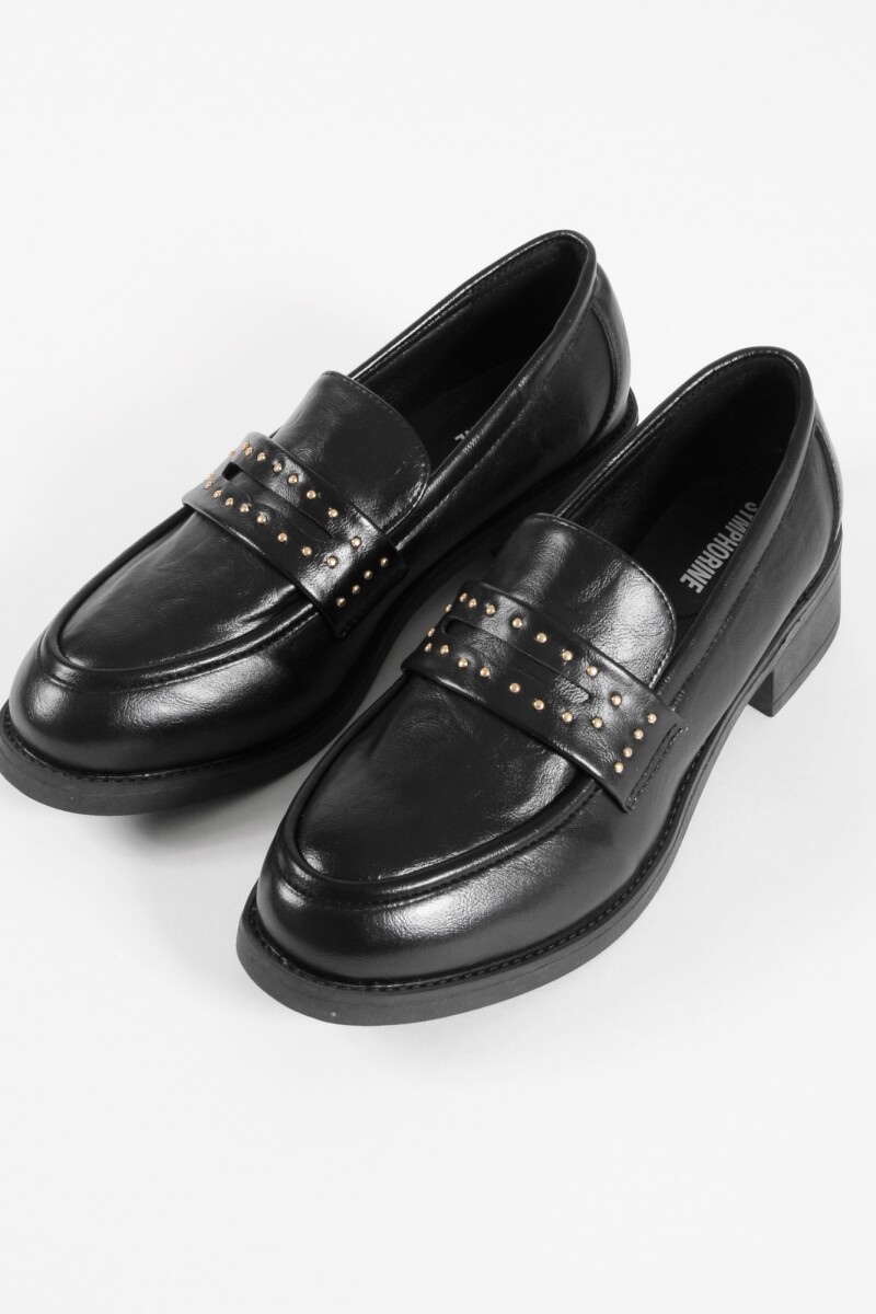 Mocasín con tachitas negro