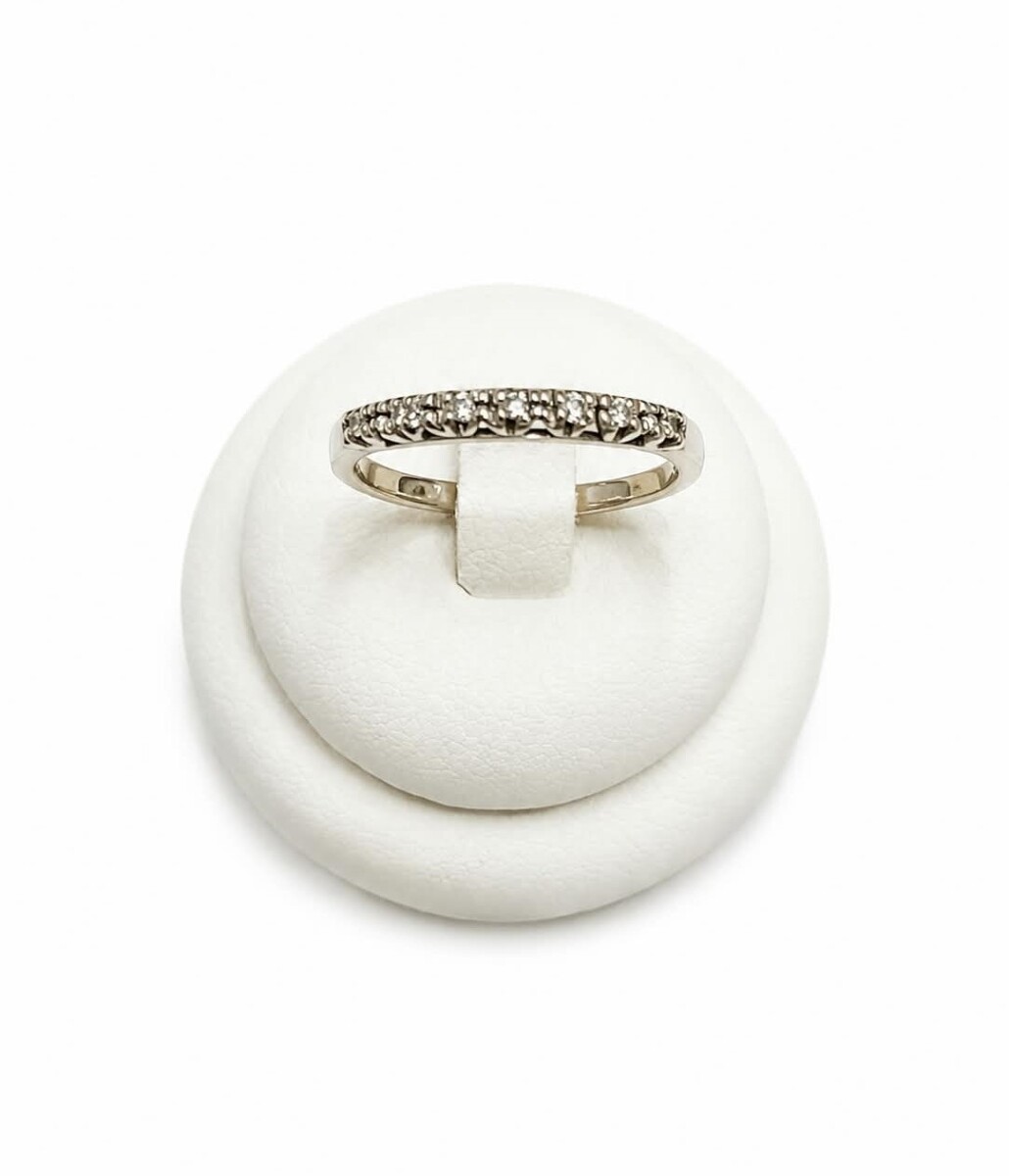 Anillo medio sin fin con brillantes 