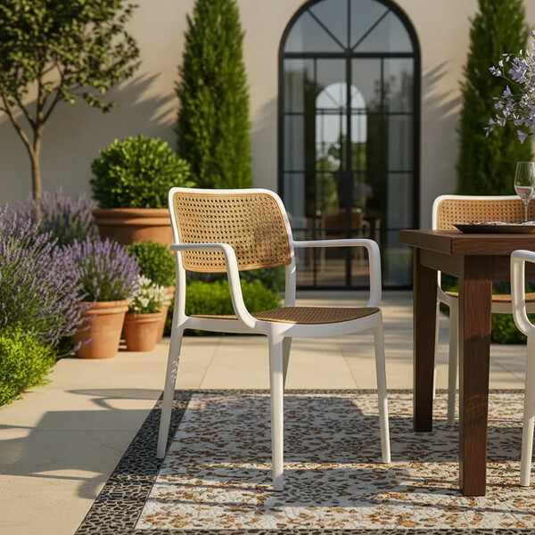 Silla de exterior con posabrazos Frank Blanco