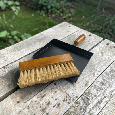 Kit de limpieza para estufas y parrilleros: pala y cepillo con imán Kit de limpieza para estufas y parrilleros: pala y cepillo con imán