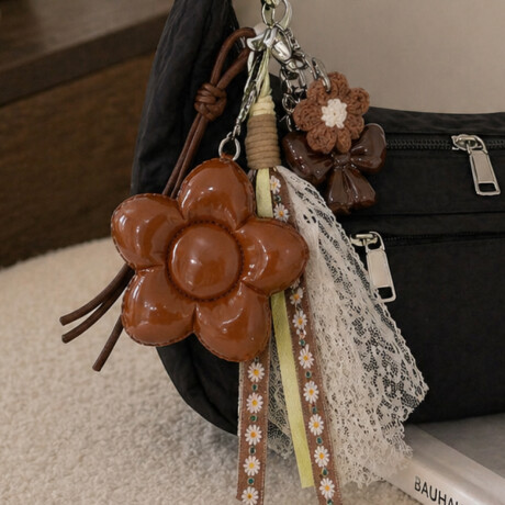 Llavero con accesorios Flor y Moño Marron