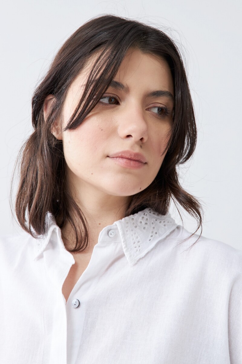 Camisa con cuello y puños bordados blanco