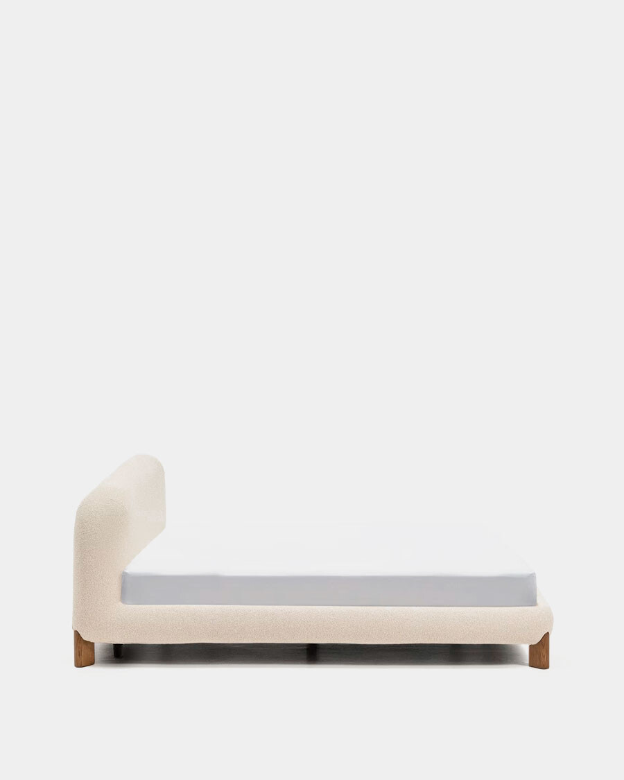Cama desenfundable Odina bouclé crudo y patas de madera maciza de fresno acabado tono nogal para colchón de 180 x 200 cm