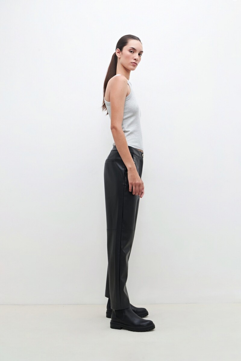 Pantalón eco cuero con tachas negro