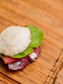 Mini pita de bondiola, rúcula y tomate Mini pita de bondiola, rúcula y tomate