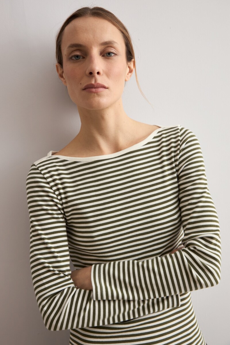 Remera rayada escote bote verde oliva