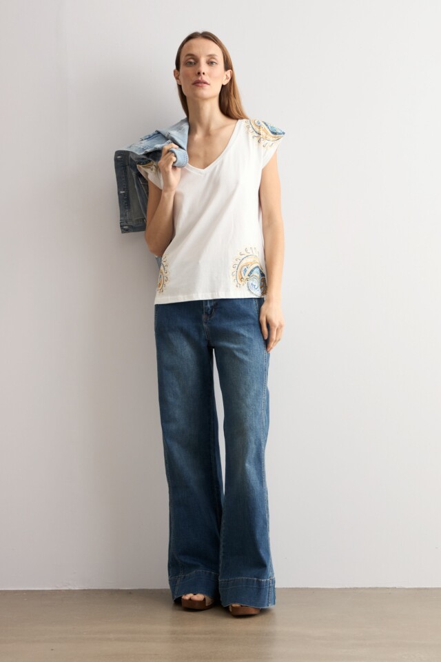 Remera escote V estampa paisley blanco