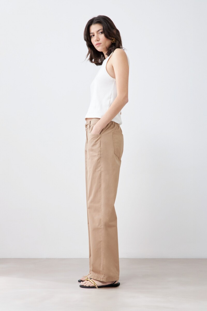 Pantalón recto con pespuntes tostado