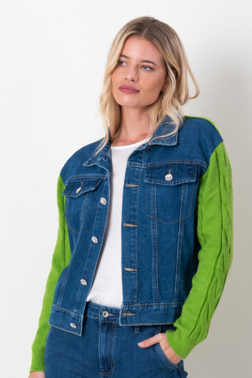 Campera de jean con mangas tejidas Verde