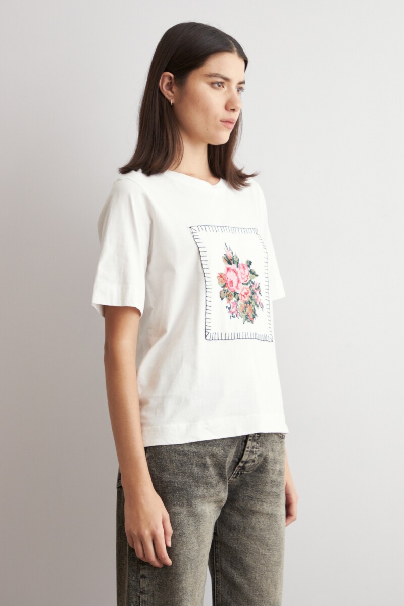 Remera aplique bordado crudo