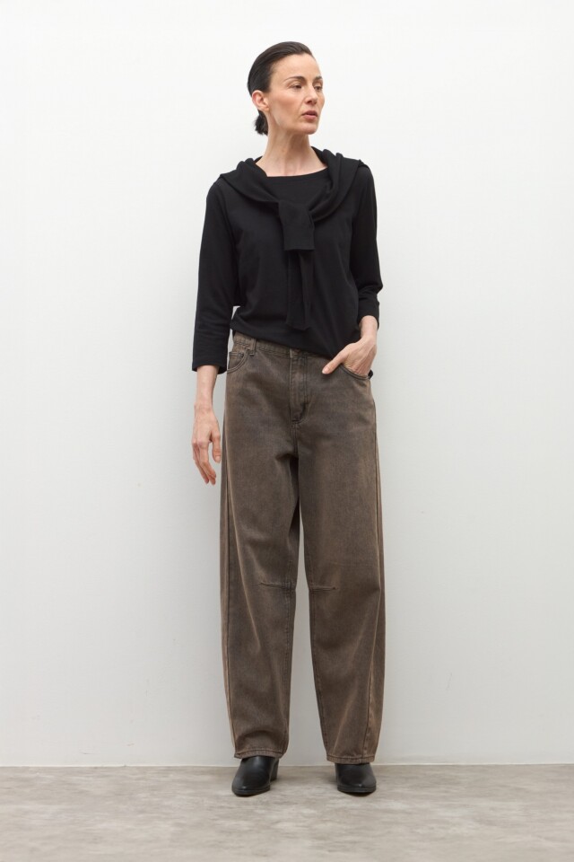 Remera escote bote negro