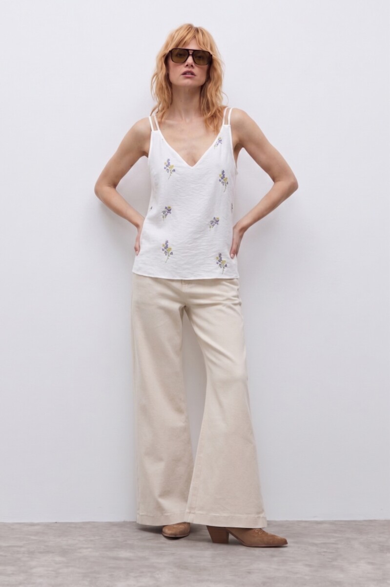 Top con flores bordadas - crudo 