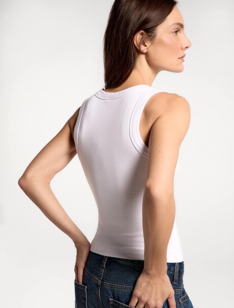 MUSCULOSA EN TELA ACANALADA Y CUELLO U BLANCO