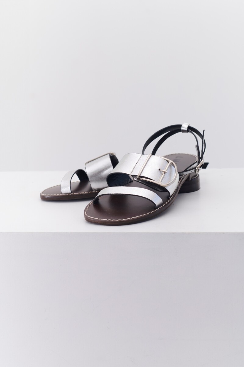 SANDALIA CUERO FLAT PLATA