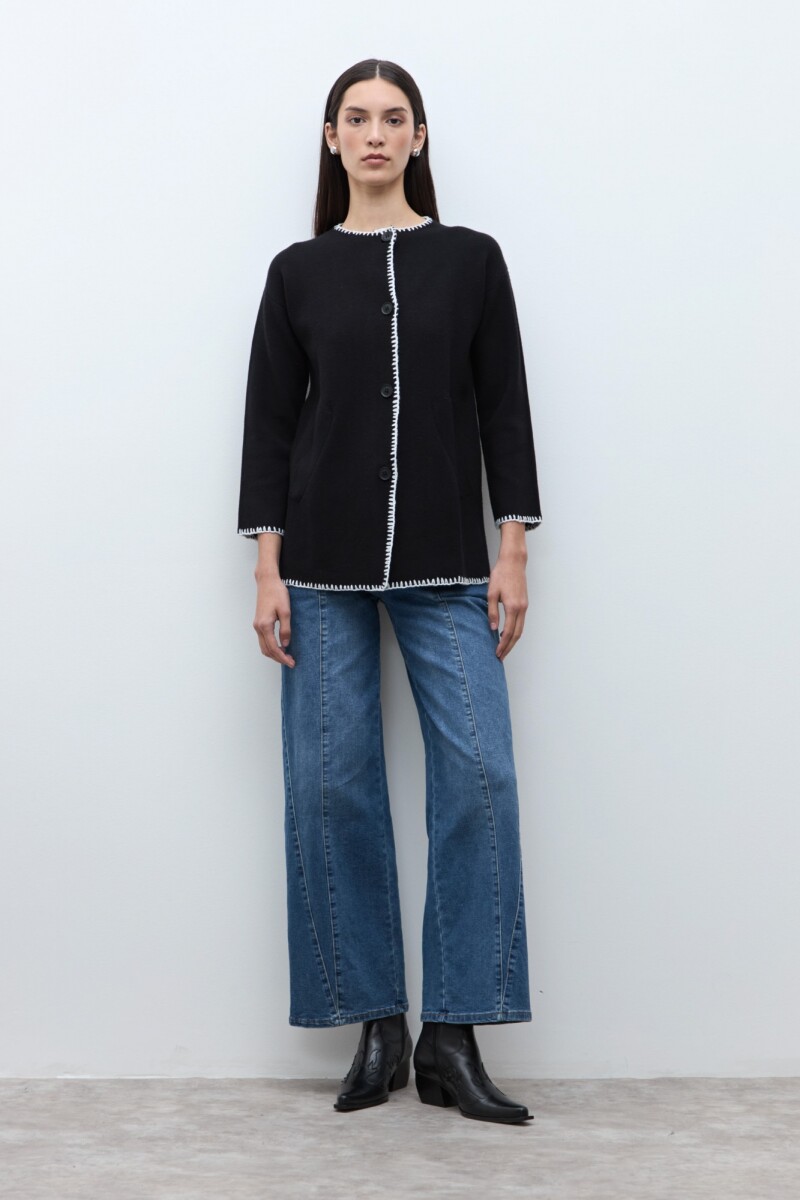 Sacón bordado en contraste negro