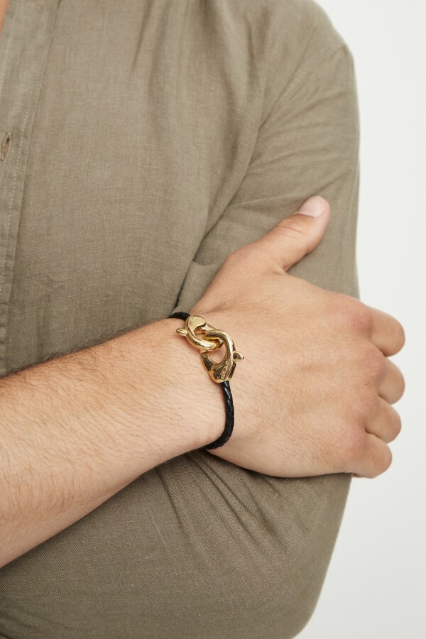 PULSERA DE CUERO NEGRO CON MOSQUETÓN ENTRELAZADO BAÑADO EN ORO 18K Pulsera