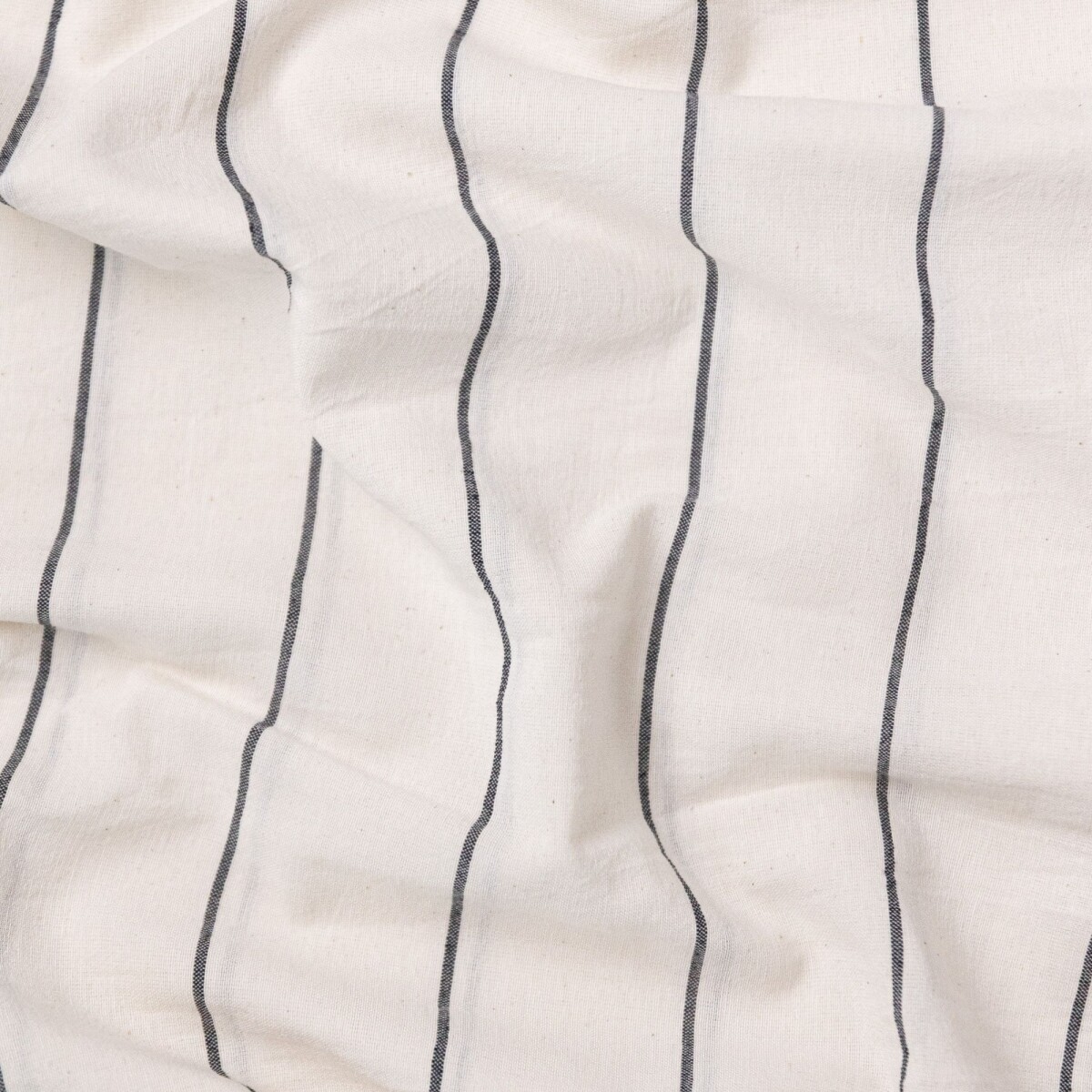 Tusor Super Ancho - Raya fina Grafito Fondo Off White 
