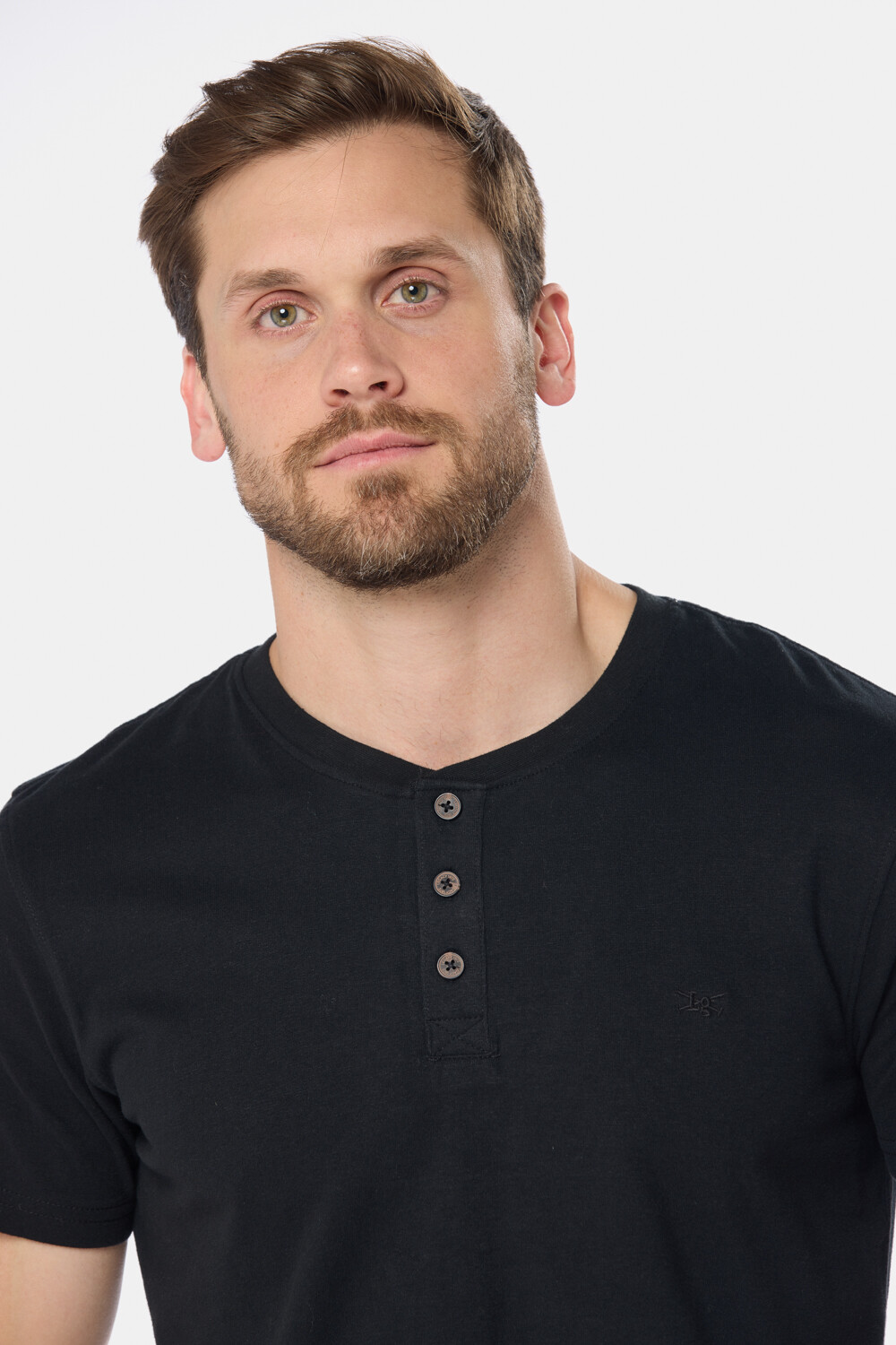 REMERA LISA CON BOTONES Negro