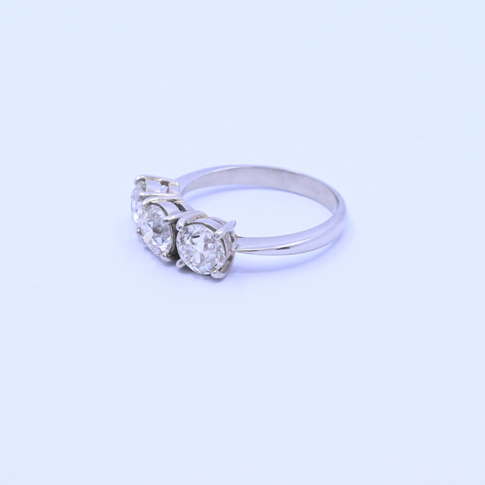 Anillo platino y 3 brillantes. Anillo platino y 3 brillantes.