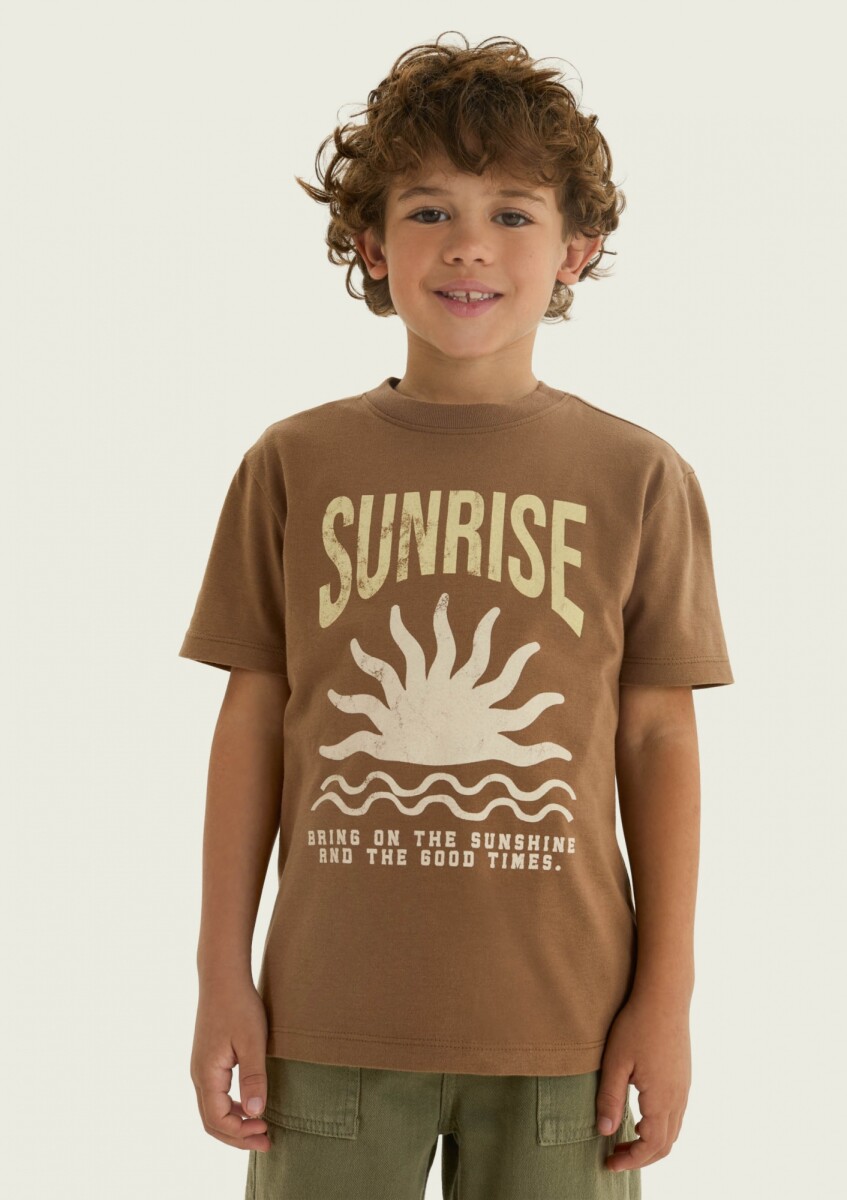 CAMISETA INFANTIL CON ESTAMPA - MARRÓN 
