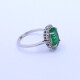 Anillo oro 14k esmeralda oval central y brillantes. Anillo oro 14k esmeralda oval central y brillantes.