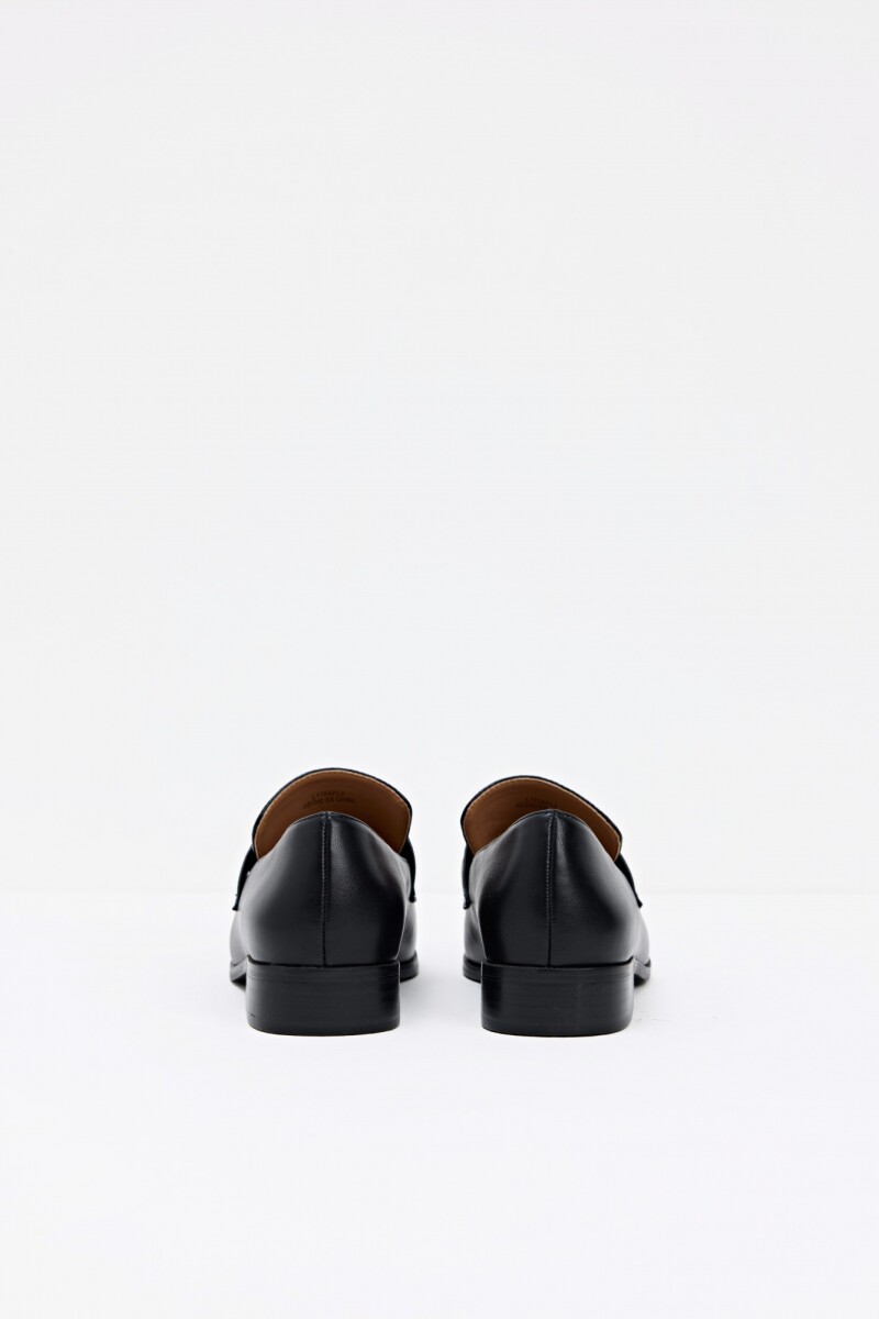 Mocasín hebilla metálica negro