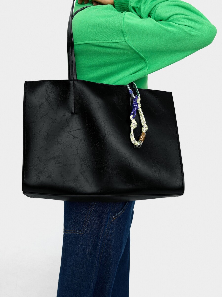 Bolso Shopper Con Colgante negro