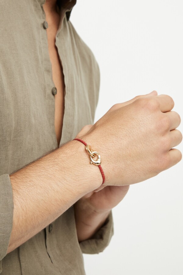 PULSERA DE CUERO ROJO CON MOSQUETÓN ENTRELAZADO BAÑADA EN ORO 18K Pulsera