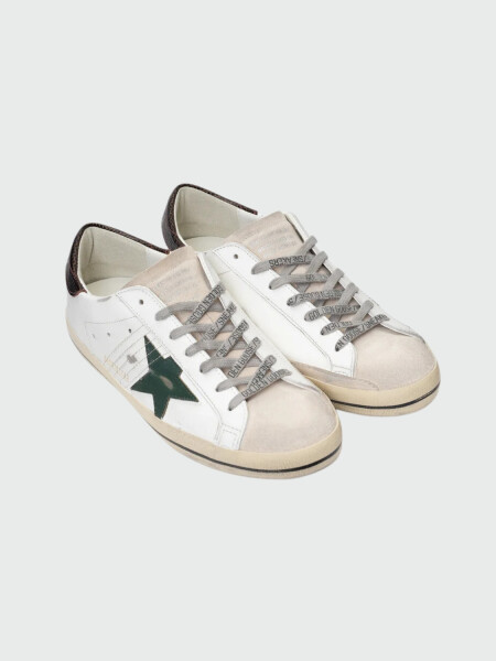 Golden Goose - SUPER-STAR IN WHTE LEATHER WITH GREEN STAR AND ANIMAL-PRINT HEEL TAB Blanco