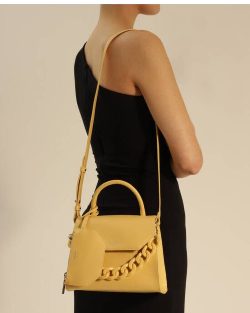 CARTERA AMARILLA CON CADENA AMARILLO