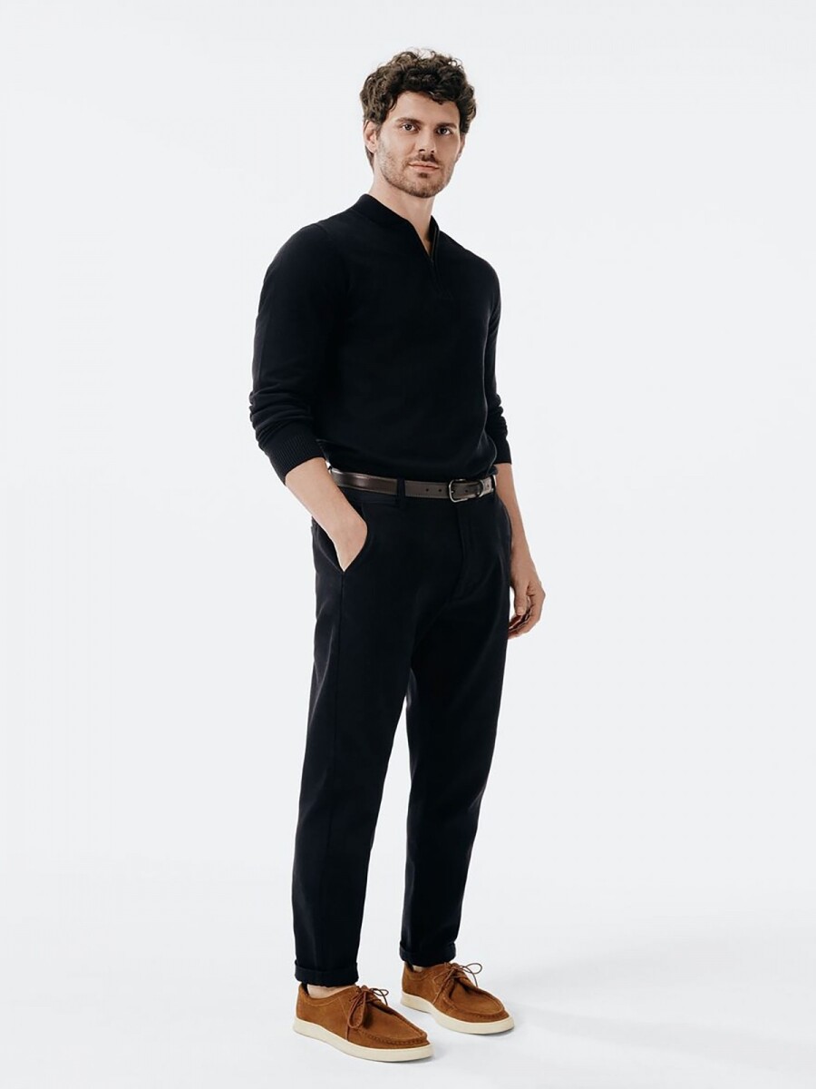 PANTALÓN MODELO CHINO EN SARGA - NEGRO 