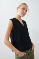 Top bordado escote en V negro