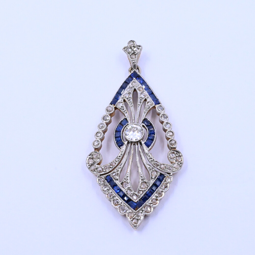 Colgante oro 18k antiguo con brillante, diamantes y zafiros sintéticos. Colgante oro 18k antiguo con brillante, diamantes y zafiros sintéticos.