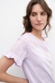 Remera combinada con broderie lavanda