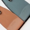Cartera al hombro Leaf en efecto cuero charol Celeste