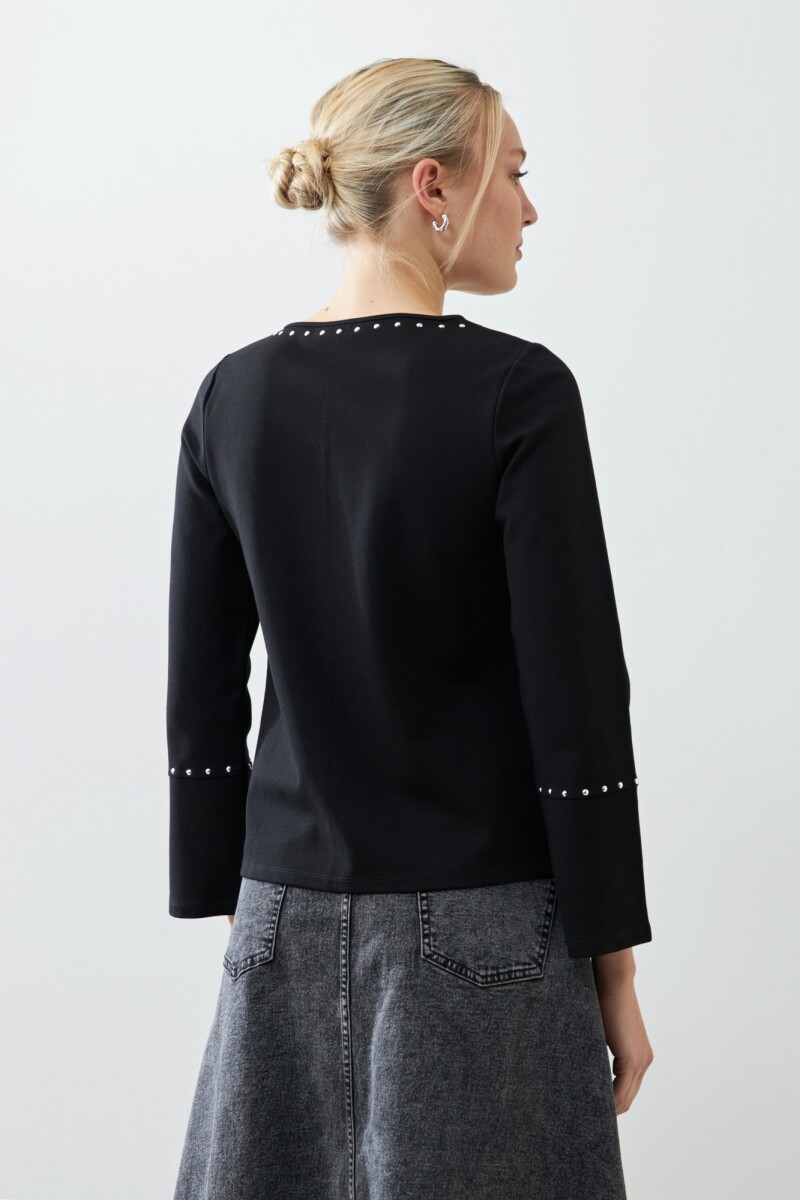 Remera con tachas negro