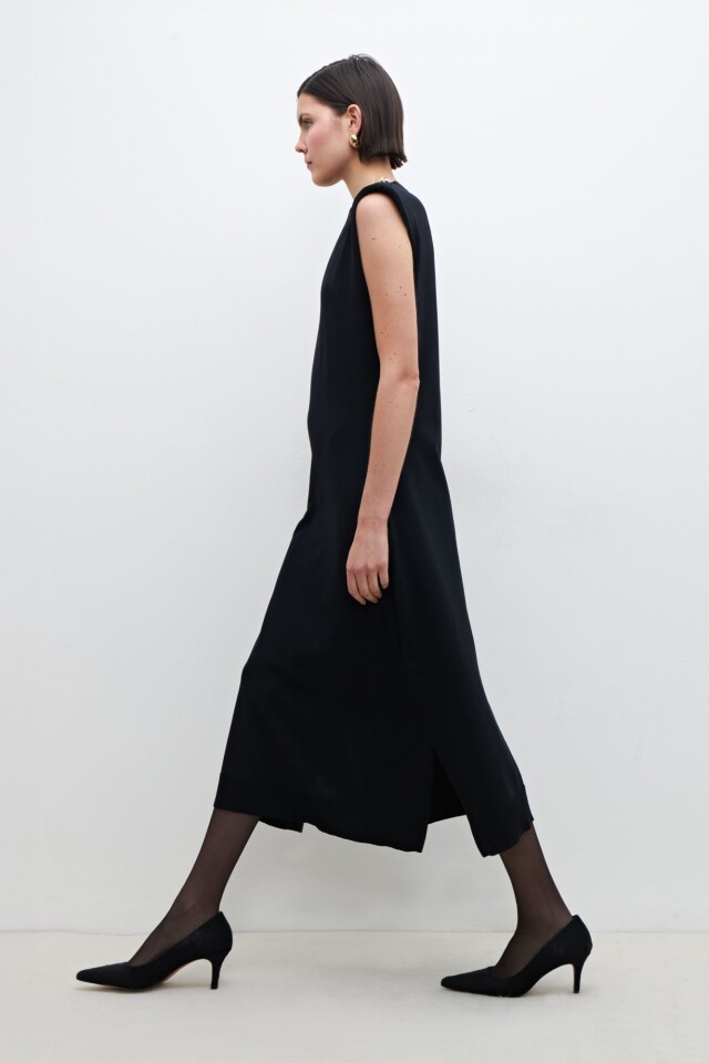 Vestido tejido con hombreras negro