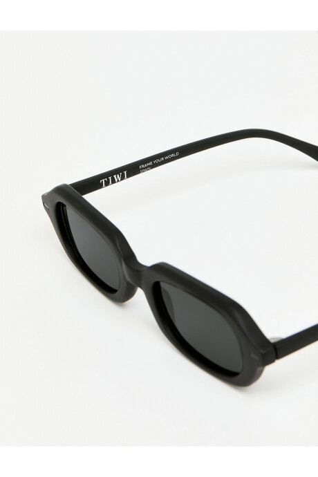 Tiwi Bennett - 900 Rubber Black With Black Gradient Lenses